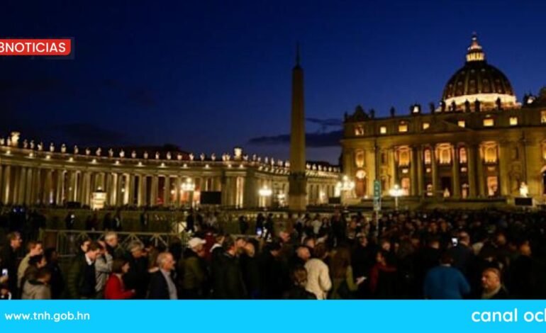 Cientos de personas pasan la noche en los alrededores vaticanos para el funeral del papa