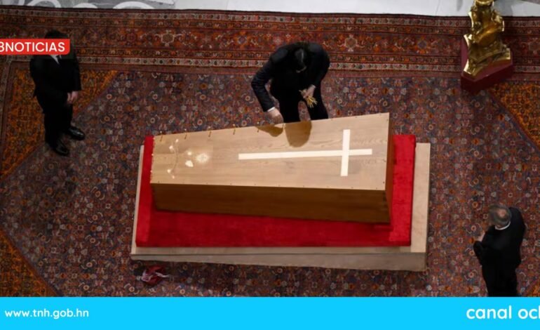 Francisco será sepultado con sus zapatos usados y en un féretro que lleva su escudo