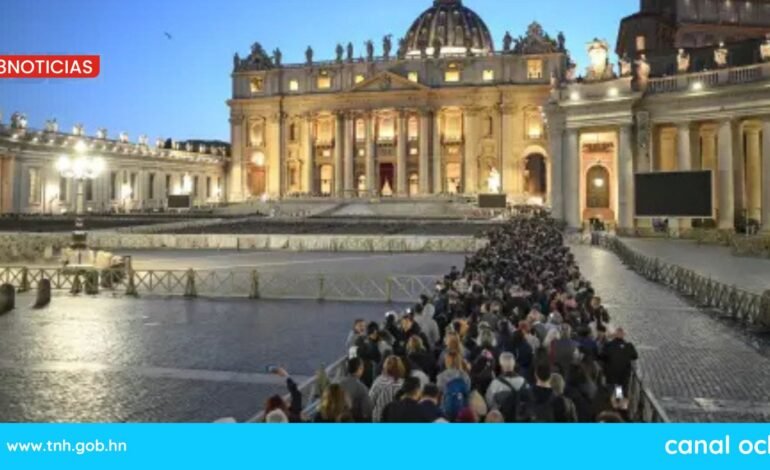 Abre la plaza del Vaticano a los fieles para asistir al funeral del papa Francisco