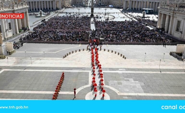 Más de 50,000 fieles han dado el último adiós al papa Francisco