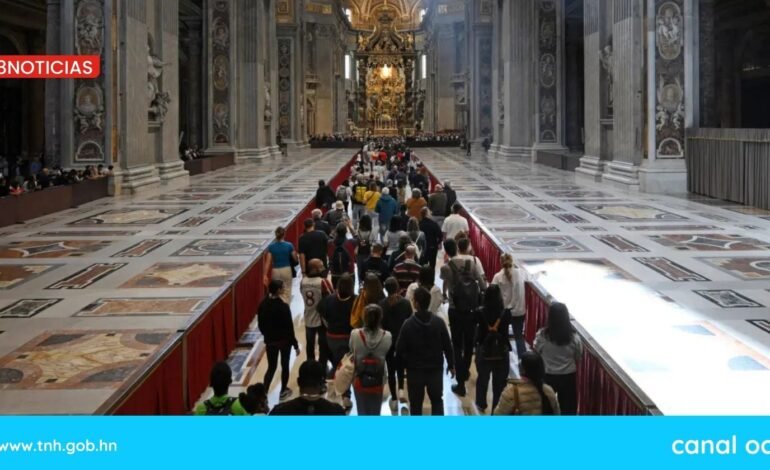 Casi 130,000 fieles católicos han acudido a despedir al papa Francisco
