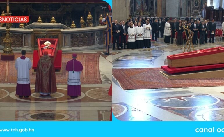 Miles de fieles comienzan a dar el último adiós al papa Francisco en el Vaticano