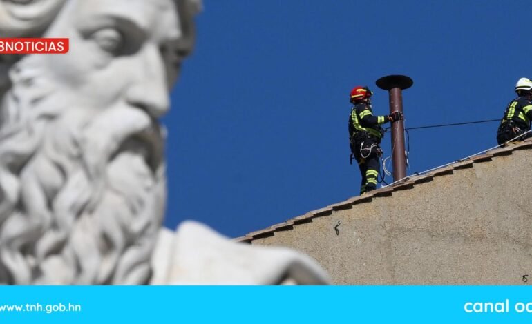 Instalan chimenea en la Capilla Sixtina para el próximo cónclave