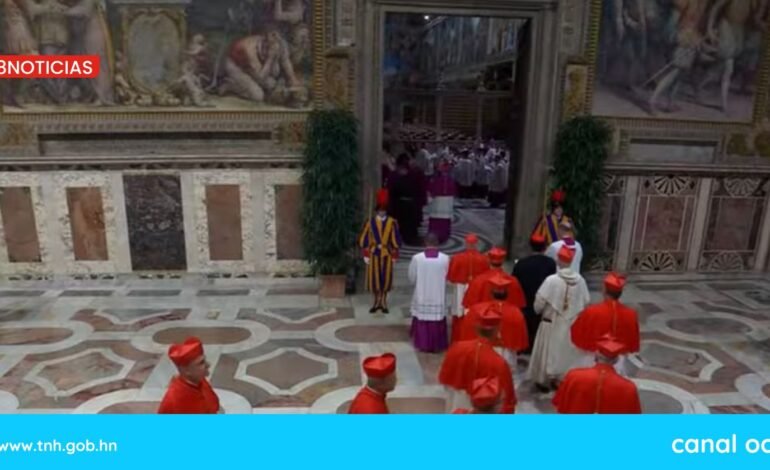 Cardenales electores entran en la Capilla Sixtina para elegir al sucesor del papa Francisco